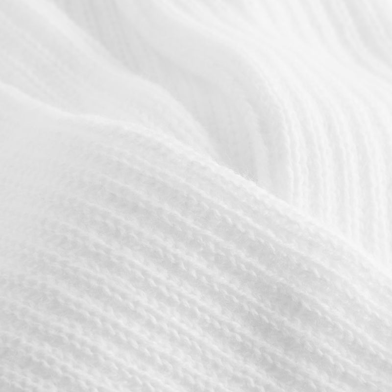 Nahaufnahme von 1120 Stulpen mit Fersenloch in Weiss von Rumpf, mit gerippter Textur und vertikalen Linien.